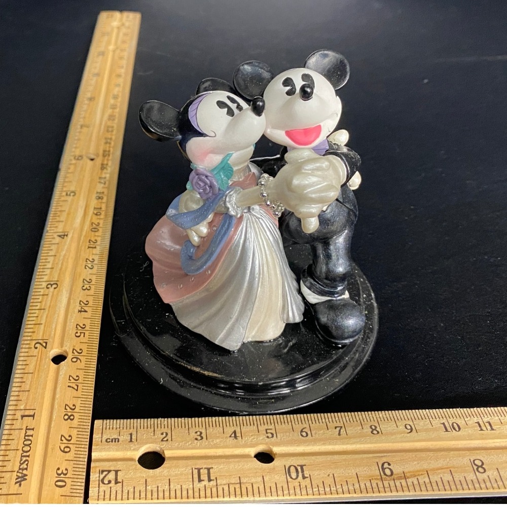 Vintage Mickey and Minnie Mouse Kissing Figurine Disney Couple Statue